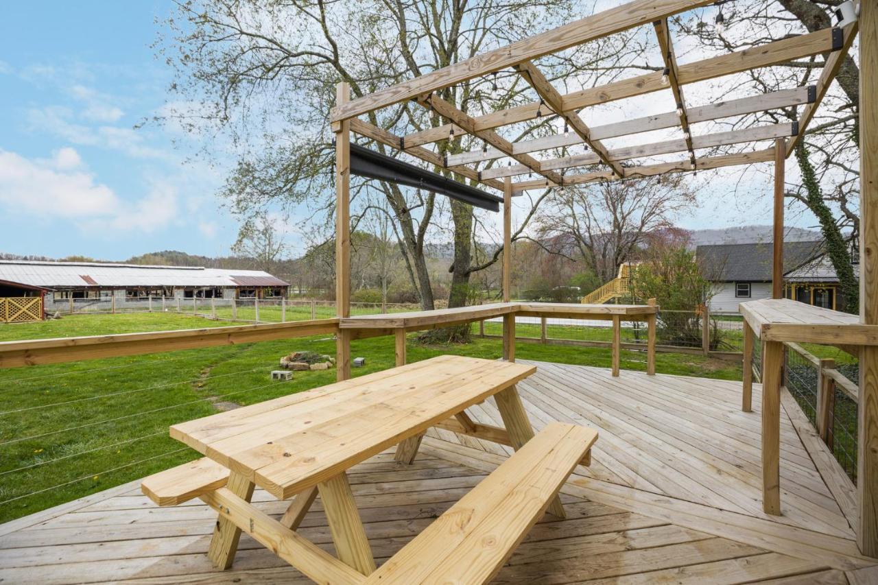 Charming 4 Bedroom Farmhouse With Large Backyard For Entertaining Mountain City ภายนอก รูปภาพ